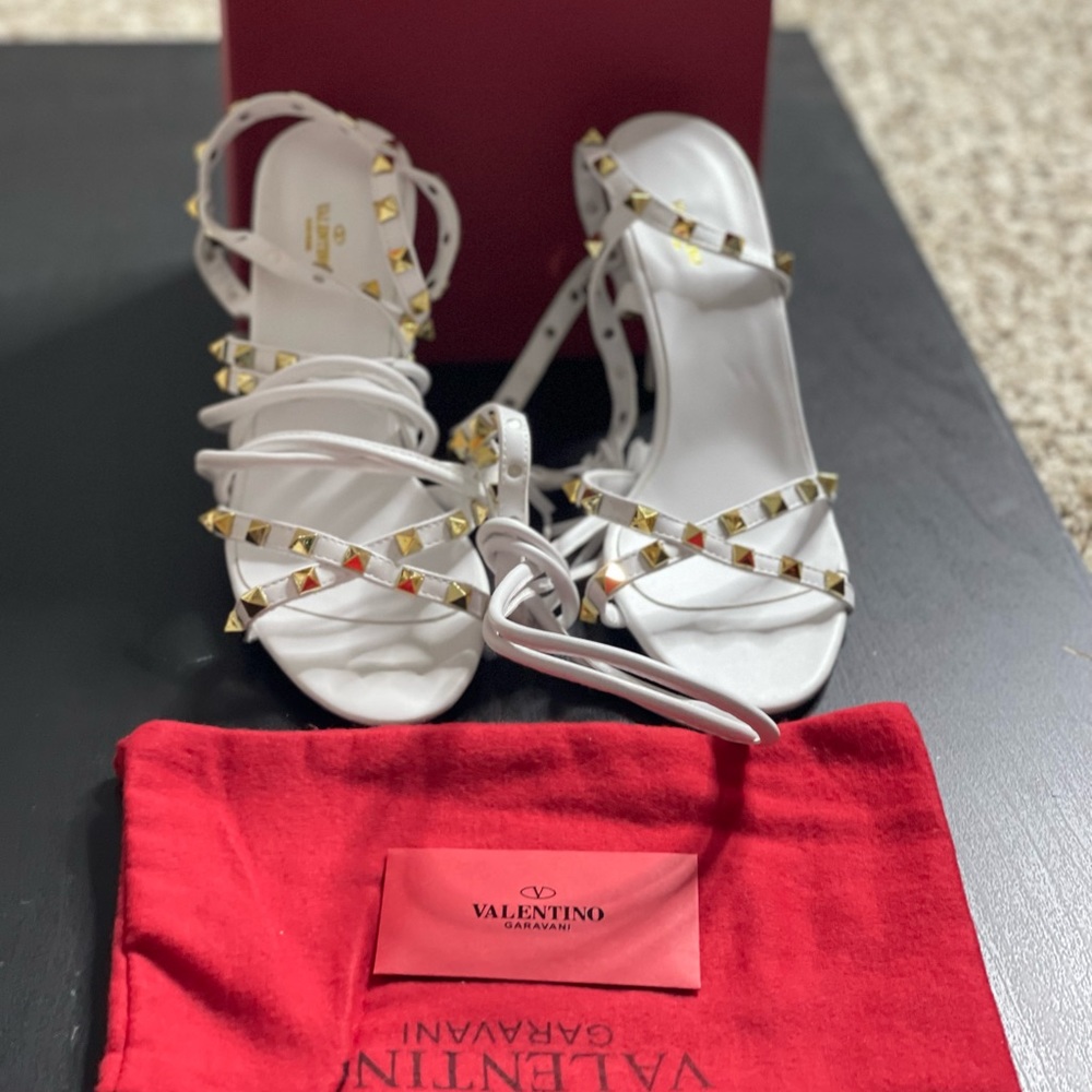 Valentino Garavani Rockstud tie-fastening sandals - White